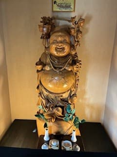店内に飾られた布袋様の木彫り像